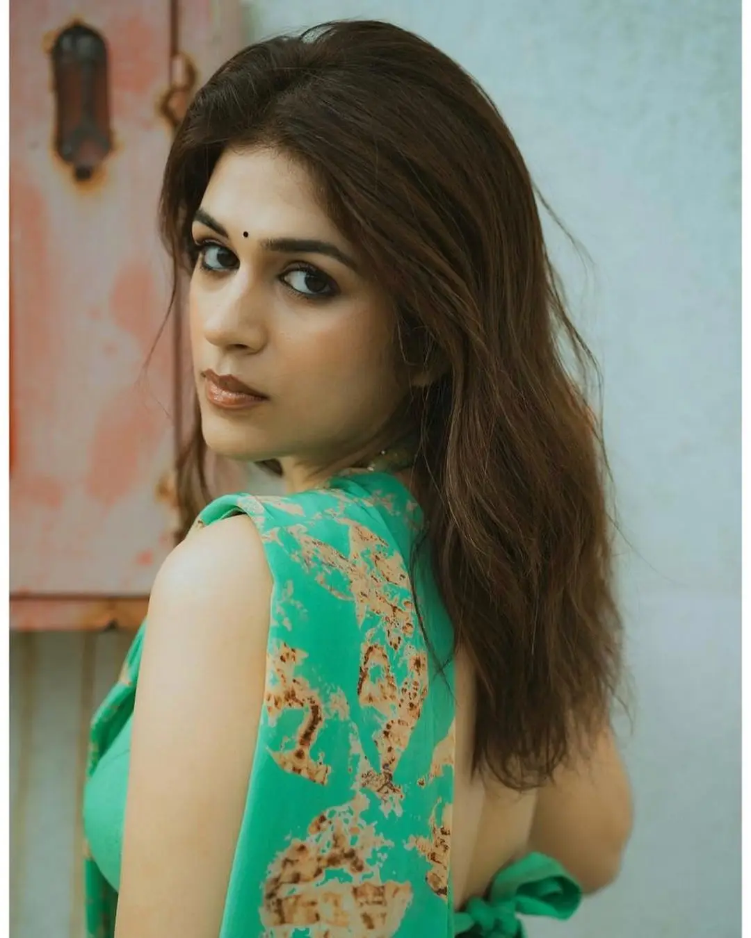 Shraddha Das Photos In Green Saree Sleeveless Blouse